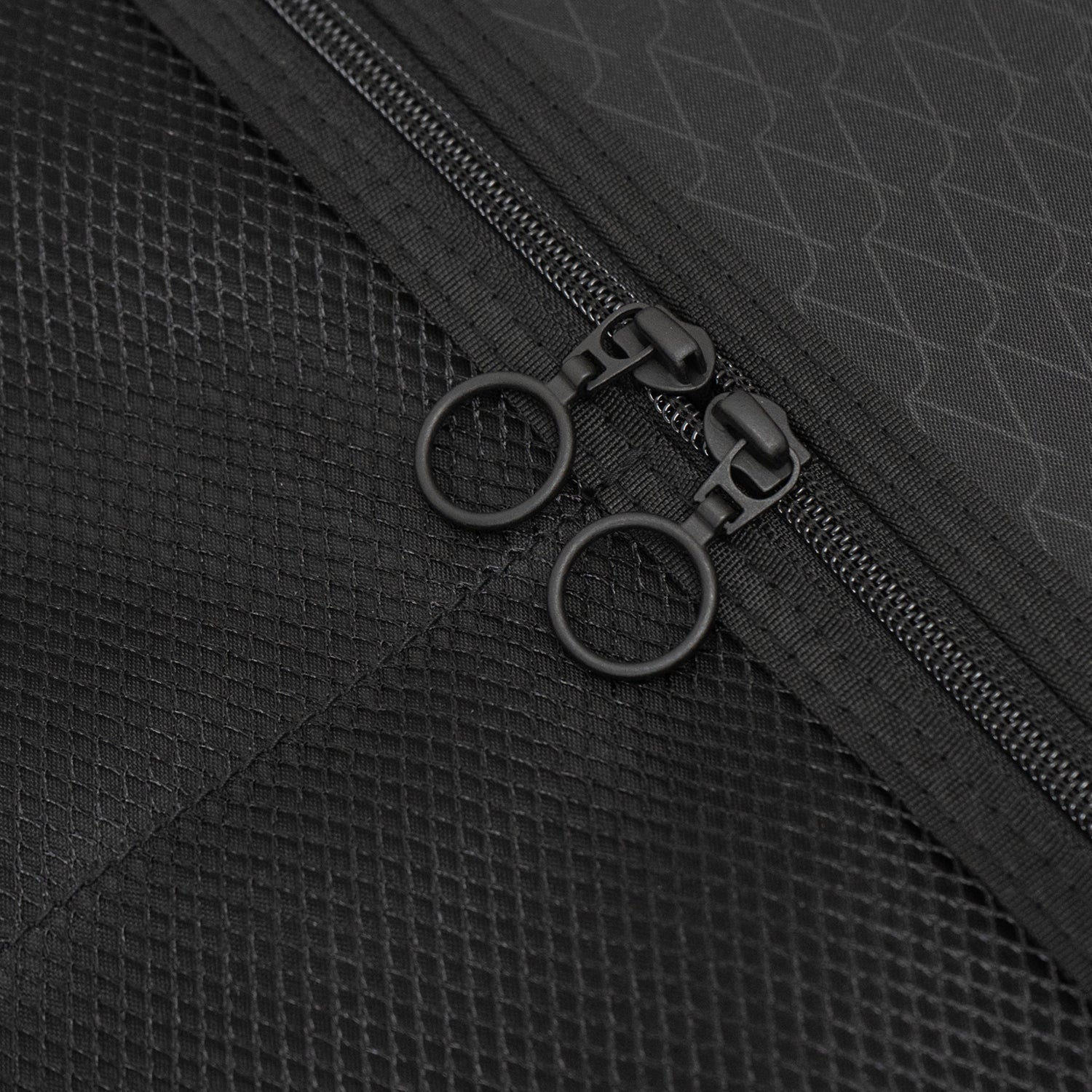 アイシクル フレームスーツケース（キャリーケース）の内装引き手。円形の引き手で指を軽く引っ掛けるだけでスムーズに開閉可能です。