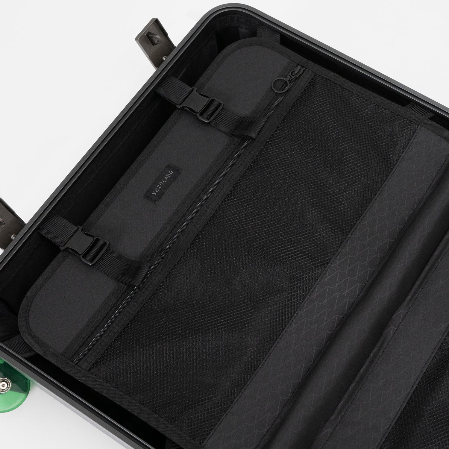 アイシクル フレームスーツケース（キャリーケース）の内装にはバックル留めの仕切りとファスナーメッシュポケットを配置。広く渡るファスナーメッシュポケットは細かい荷物の収納に最適です。固定バンドもついており、かさばる荷物の収納をよりコンパクトにできます。