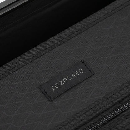 アイシクル フレームスーツケース（キャリーケース）のインナーネームはyezoLABO（エゾラボ）のブランドロゴがあしわられた織ネームを配置。
