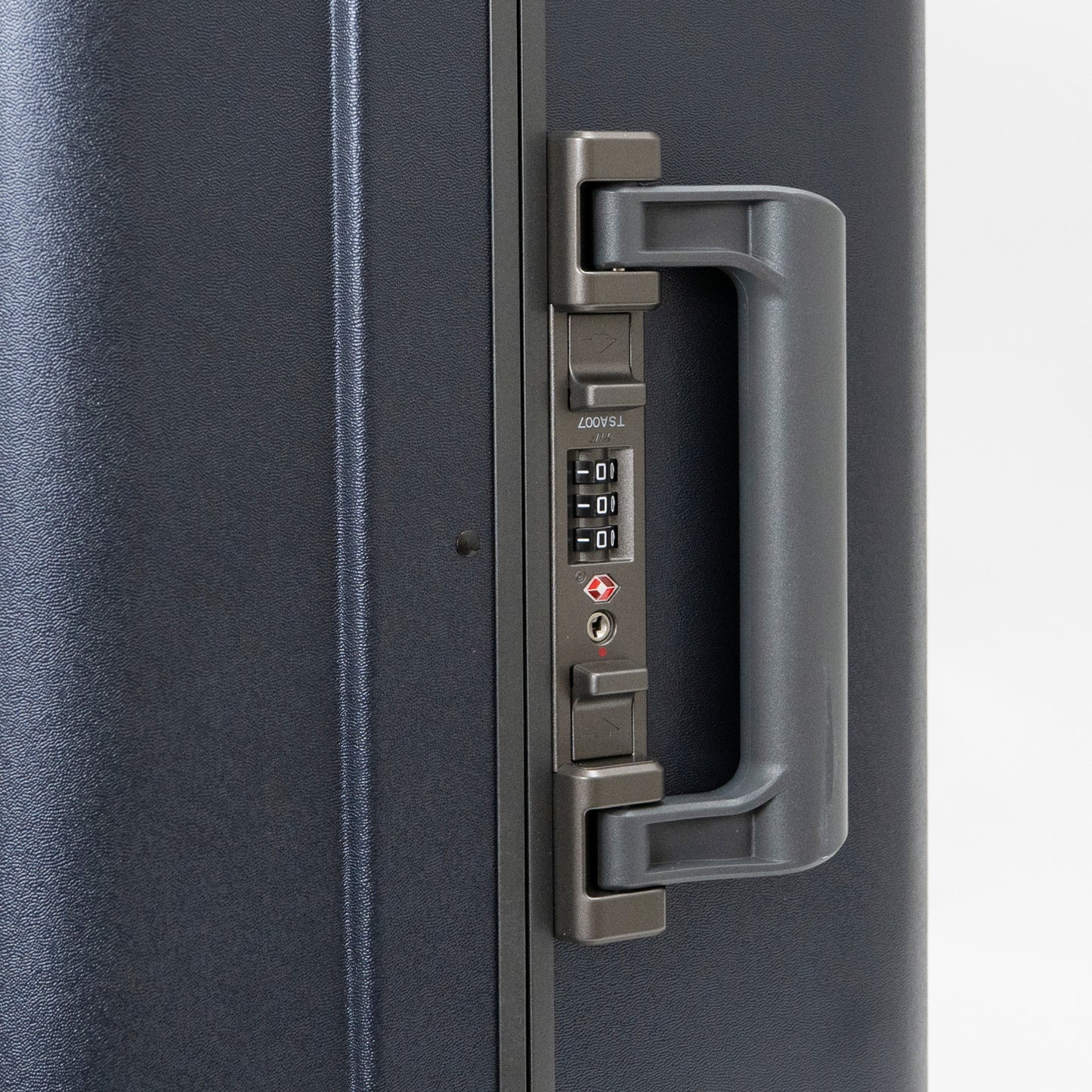 アイシクル フレームスーツケース（キャリーケース）はトップ＆メインハンドルともに手を離すと自動的に元の位置に戻るオートリターン式ハンドルを採用。