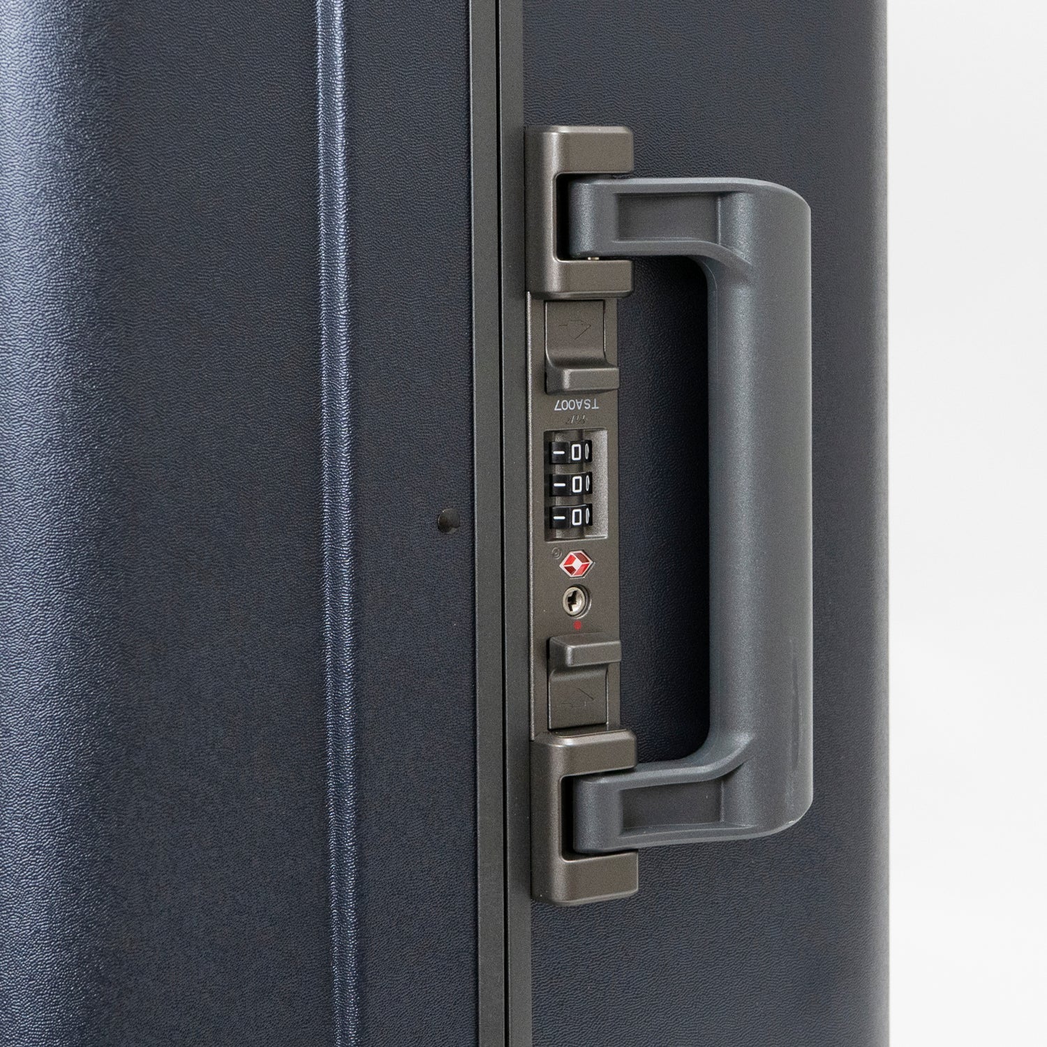 アイシクル フレームスーツケース（キャリーケース）はトップ＆メインハンドルともに手を離すと自動的に元の位置に戻るオートリターン式ハンドルを採用。