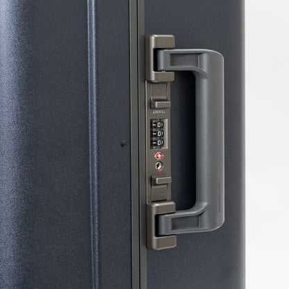 アイシクル フレームスーツケース（キャリーケース）はトップ＆メインハンドルともに手を離すと自動的に元の位置に戻るオートリターン式ハンドルを採用。