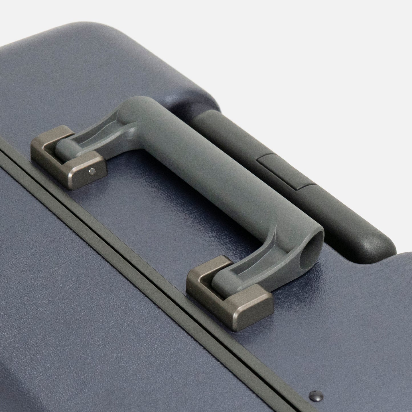 アイシクル フレームスーツケース（キャリーケース）はトップ＆メインハンドルともに手を離すと自動的に元の位置に戻るオートリターン式ハンドルを採用。