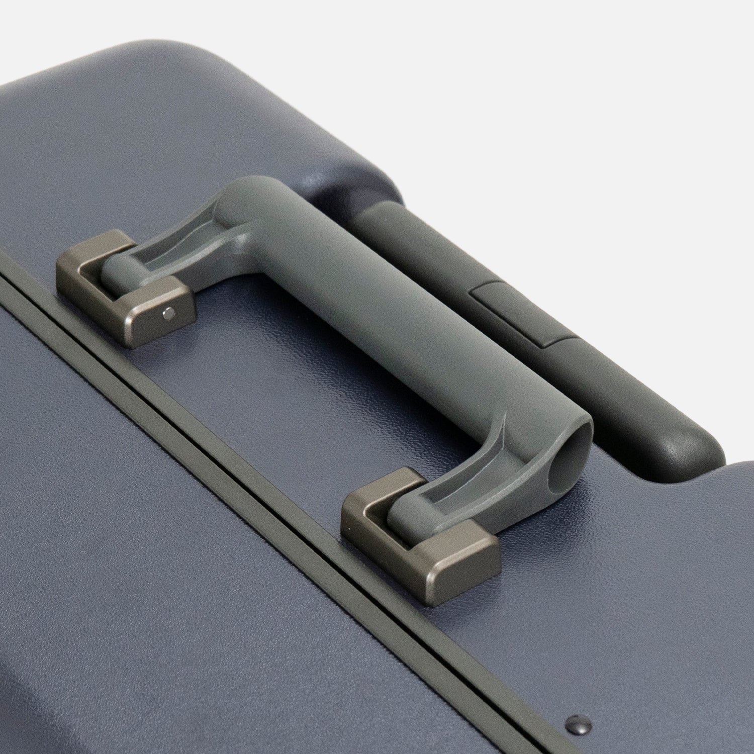 アイシクル フレームスーツケース（キャリーケース）はトップ＆メインハンドルともに手を離すと自動的に元の位置に戻るオートリターン式ハンドルを採用。