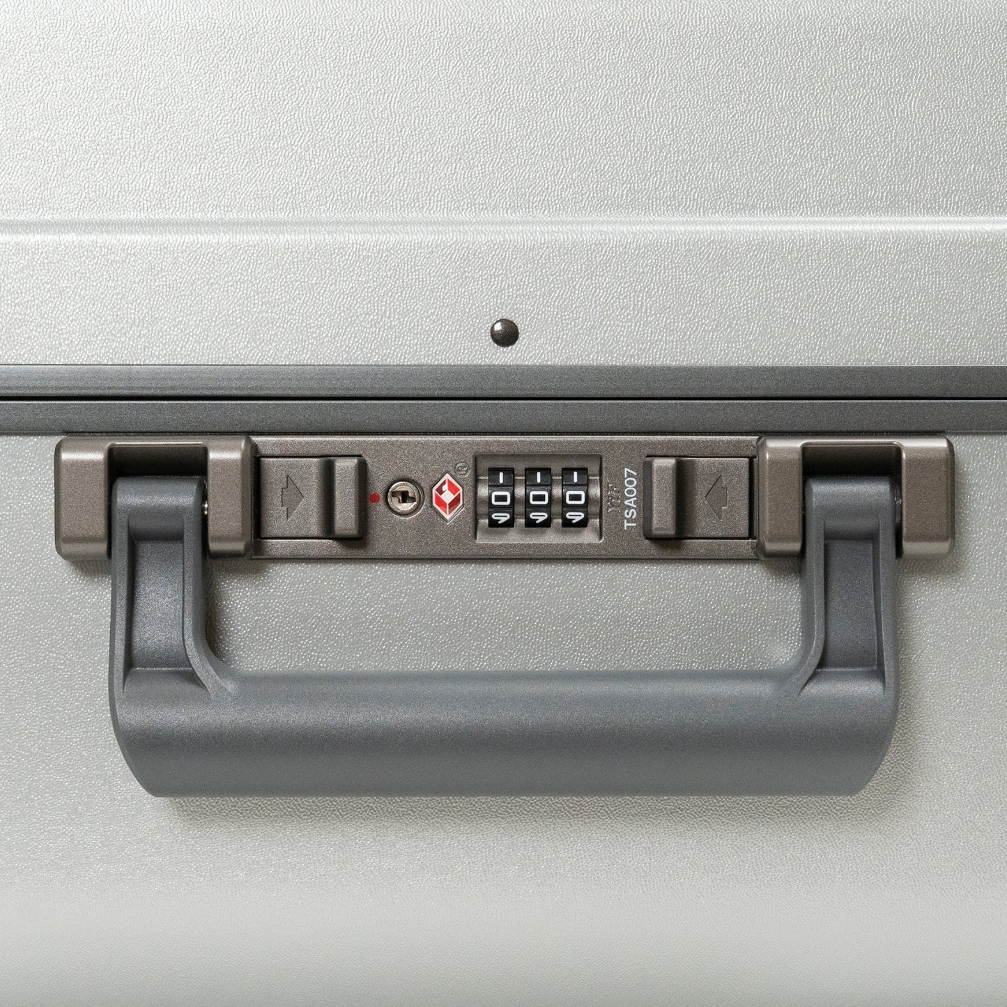 アイシクル フレームスーツケース（キャリーケース）は認可ダイヤルロック(Travel Sentry®認可ロック)搭載で、施錠したまま預け入れが可能です。