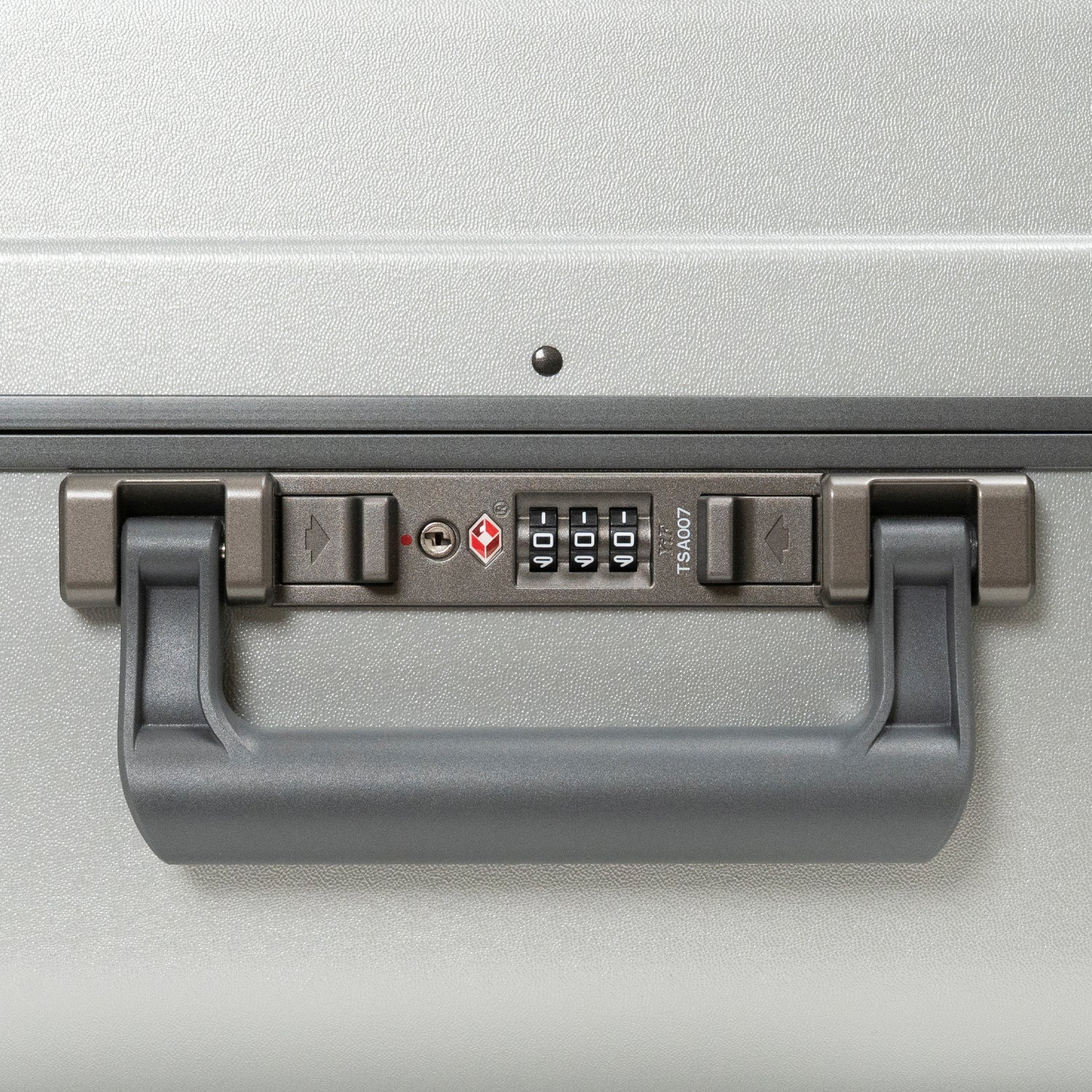 アイシクル フレームスーツケース（キャリーケース）は認可ダイヤルロック(Travel Sentry®認可ロック)搭載で、施錠したまま預け入れが可能です。