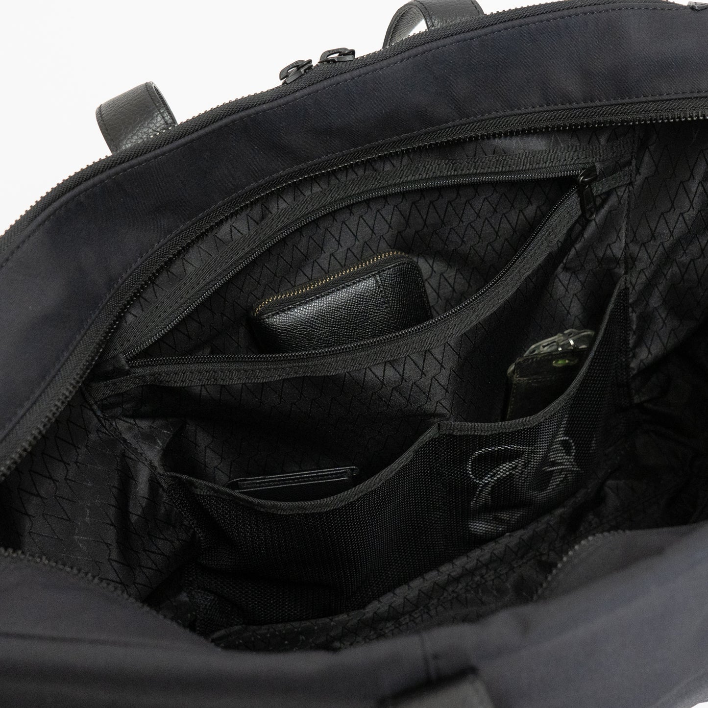 Lakeユーティリティトートバッグの内装には、イヤホン、常備薬など細かい荷物を収納できるメッシュポケットがついています。長財布はファスナーポケットに入れてセキュリティアップに。