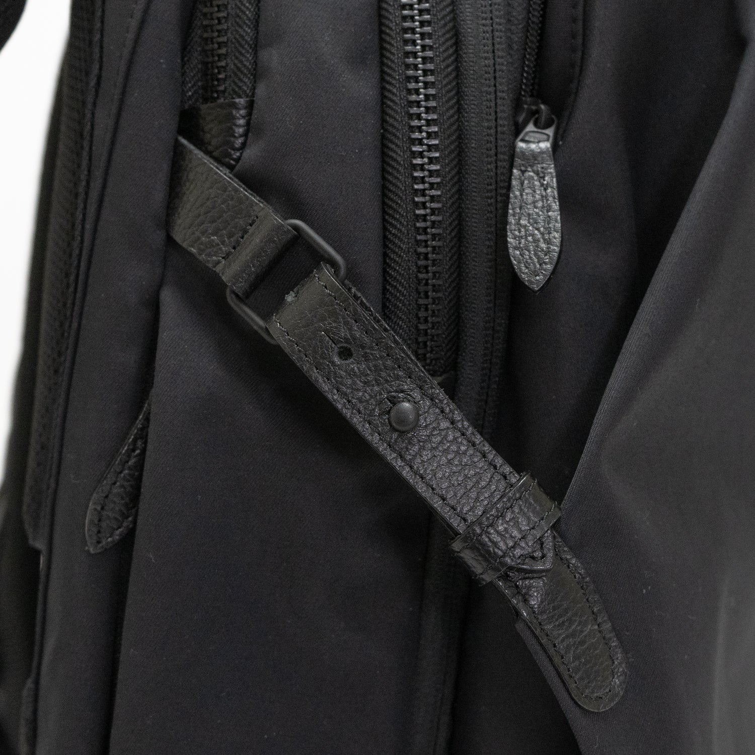 「Momonga ユーティリティバックパック」は、荷物の量に応じて、マチの太さをギボシで調節できます。