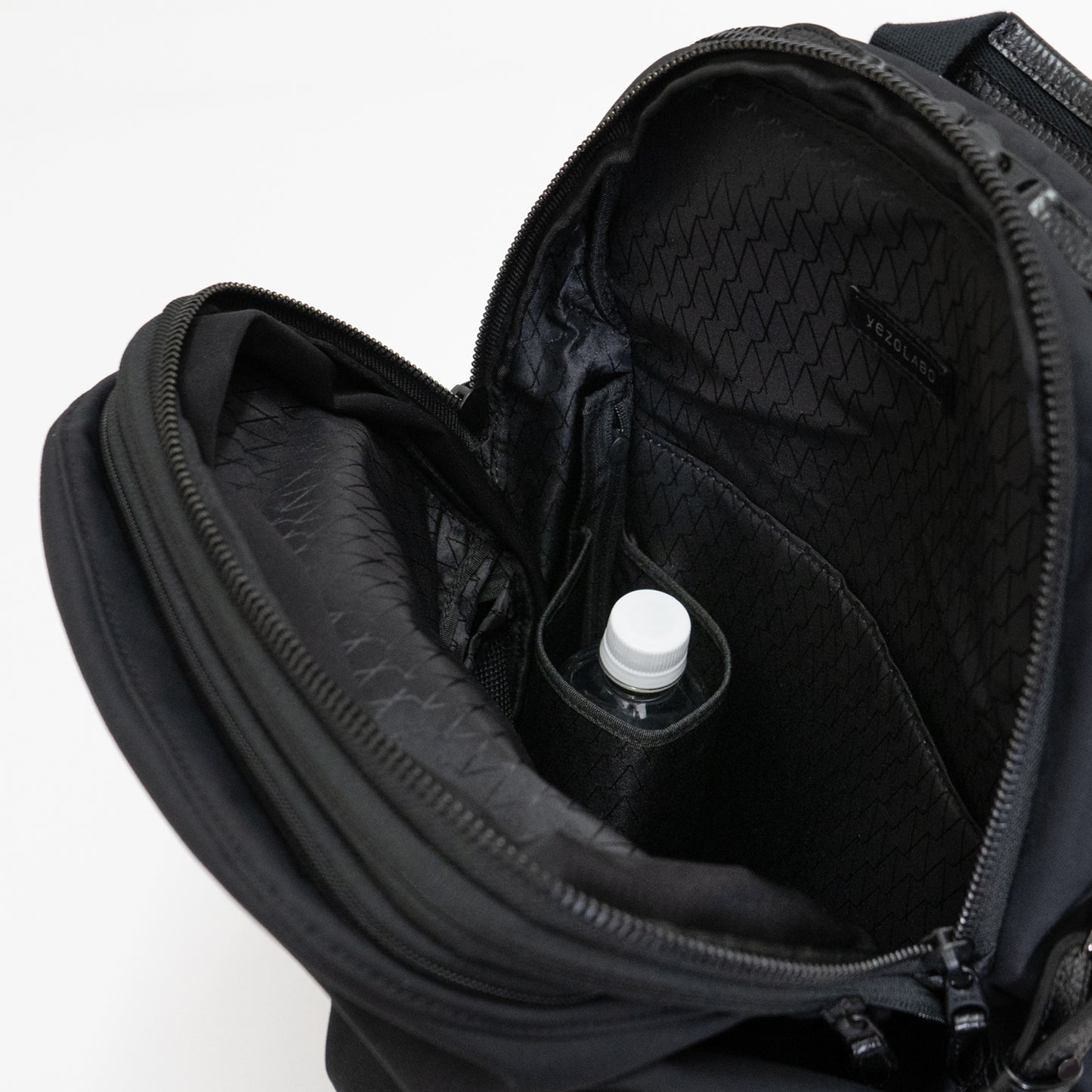 「Momonga ユーティリティバックパック」のホルダーポケットは、水筒や傘などを収納でき、外から直接アクセスが可能です。