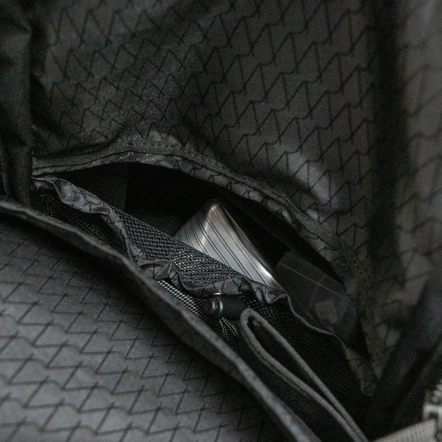 「Momonga ユーティリティバックパック」トップファスナーポケットの下部に位置する内装メッシュポケットがあります。サングラスやストールなど、小物がバッグの底に沈まないように入れておくことができます。