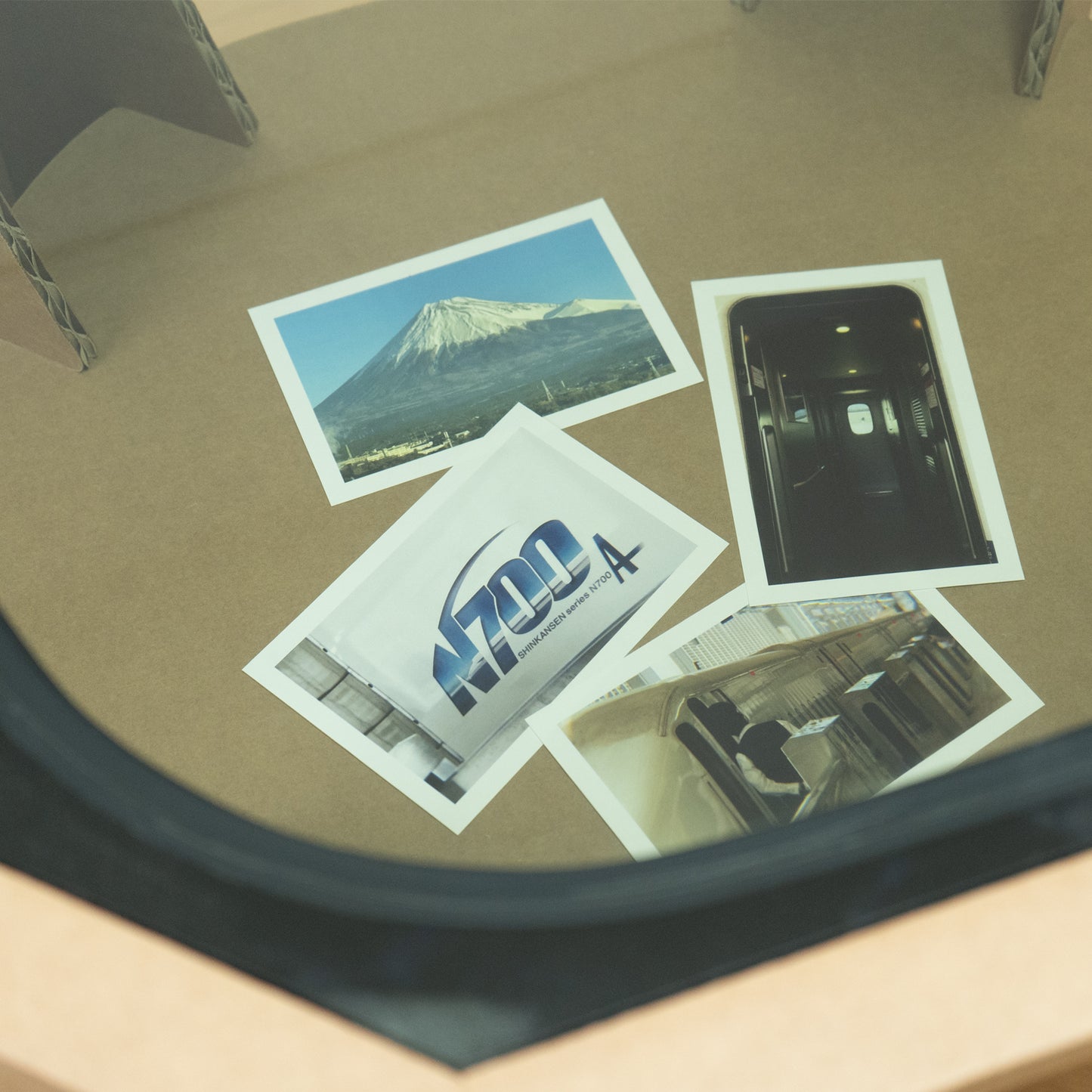 「N700系typeA東海道新幹線窓mCBテーブル」の天板窓の下部にある棚スペースには、車窓から撮影した写真など、お気に入りのものを飾ると気分も上がります。
