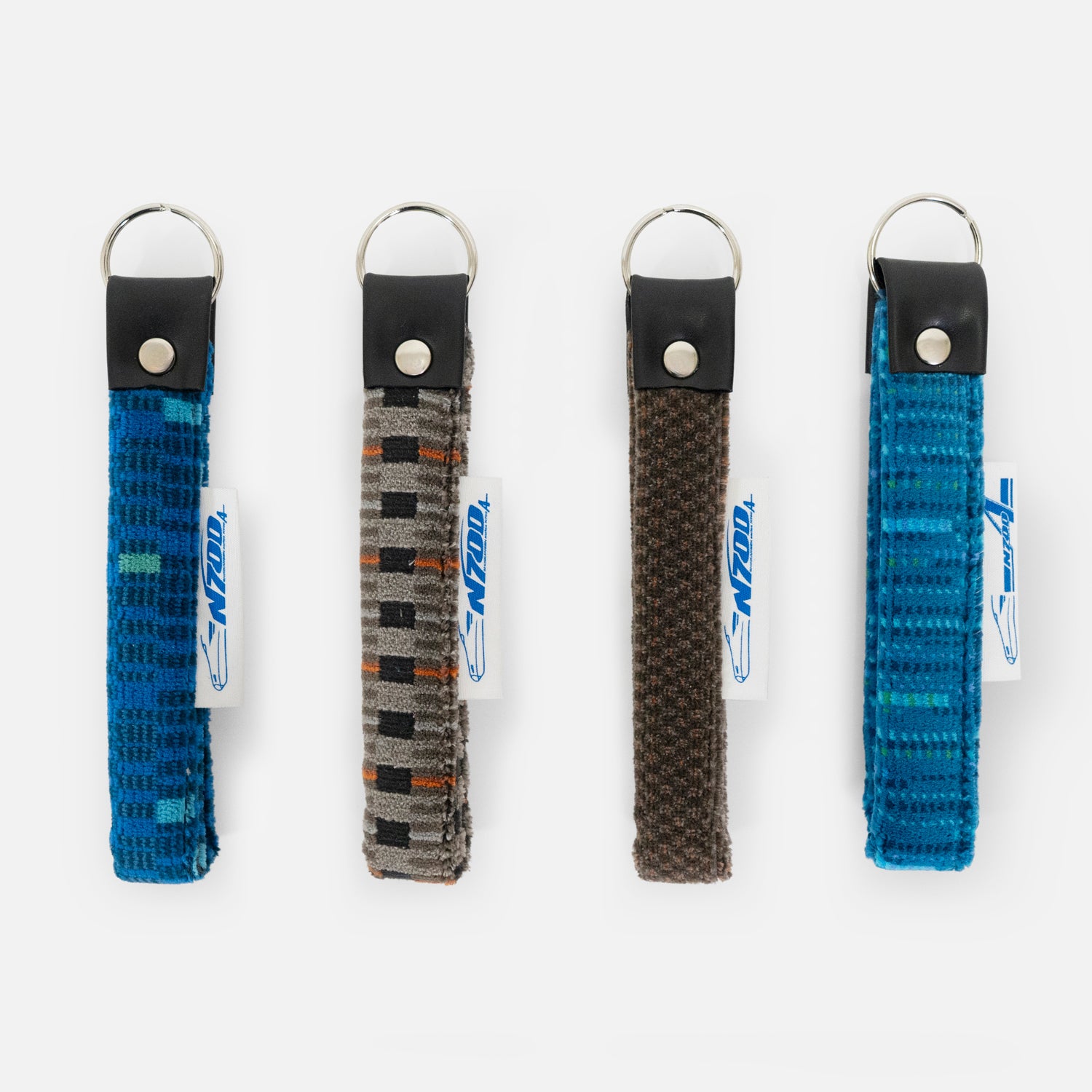 東海道新幹線モケットキーホルダーは4色展開。実際に使用されていた座席生地を再利用しています。スモールA、ラージA、グリーン車、様々な生地をお楽しみください。